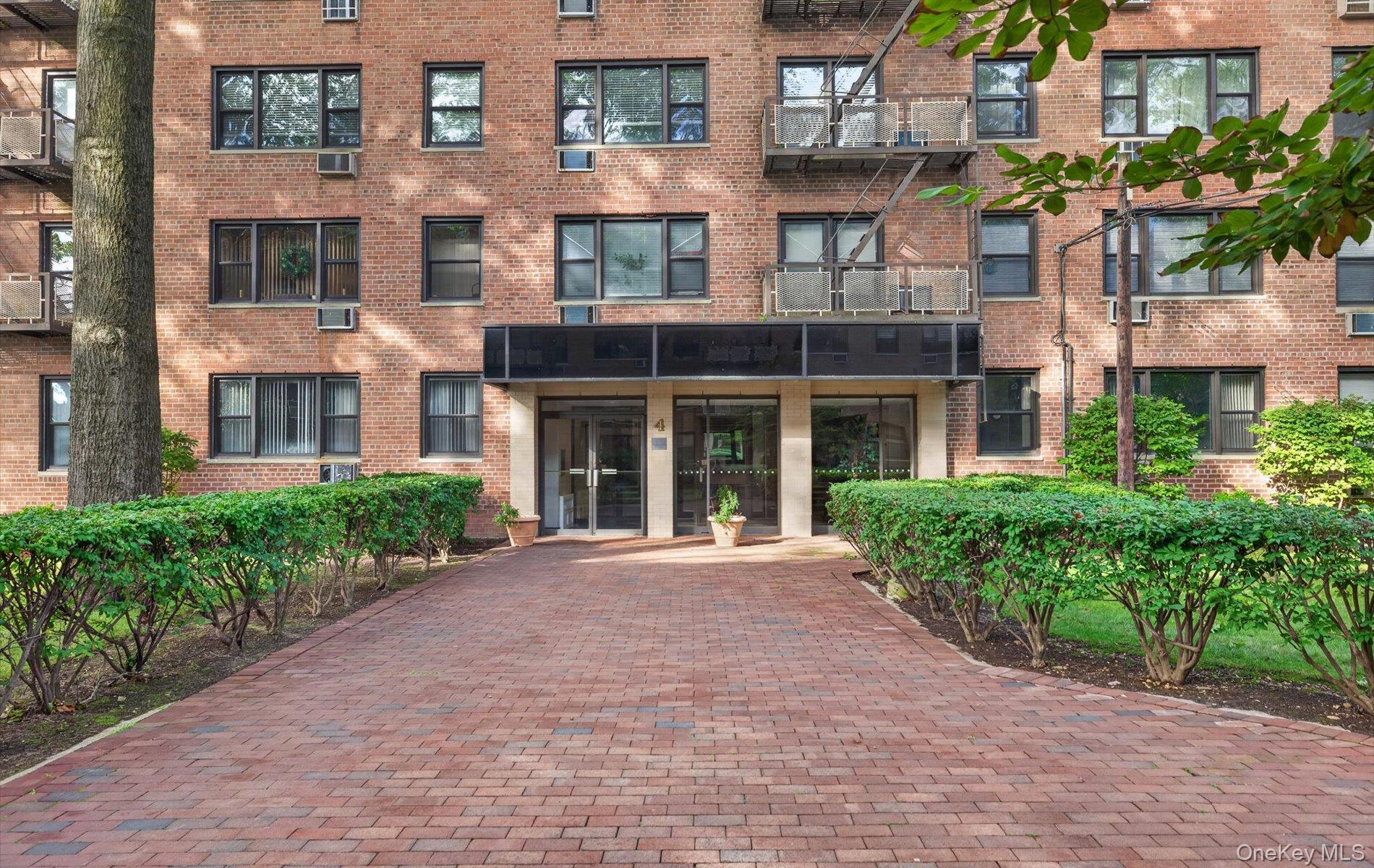 4 Birchwood Court Unit 4G, Mineola NY 11501