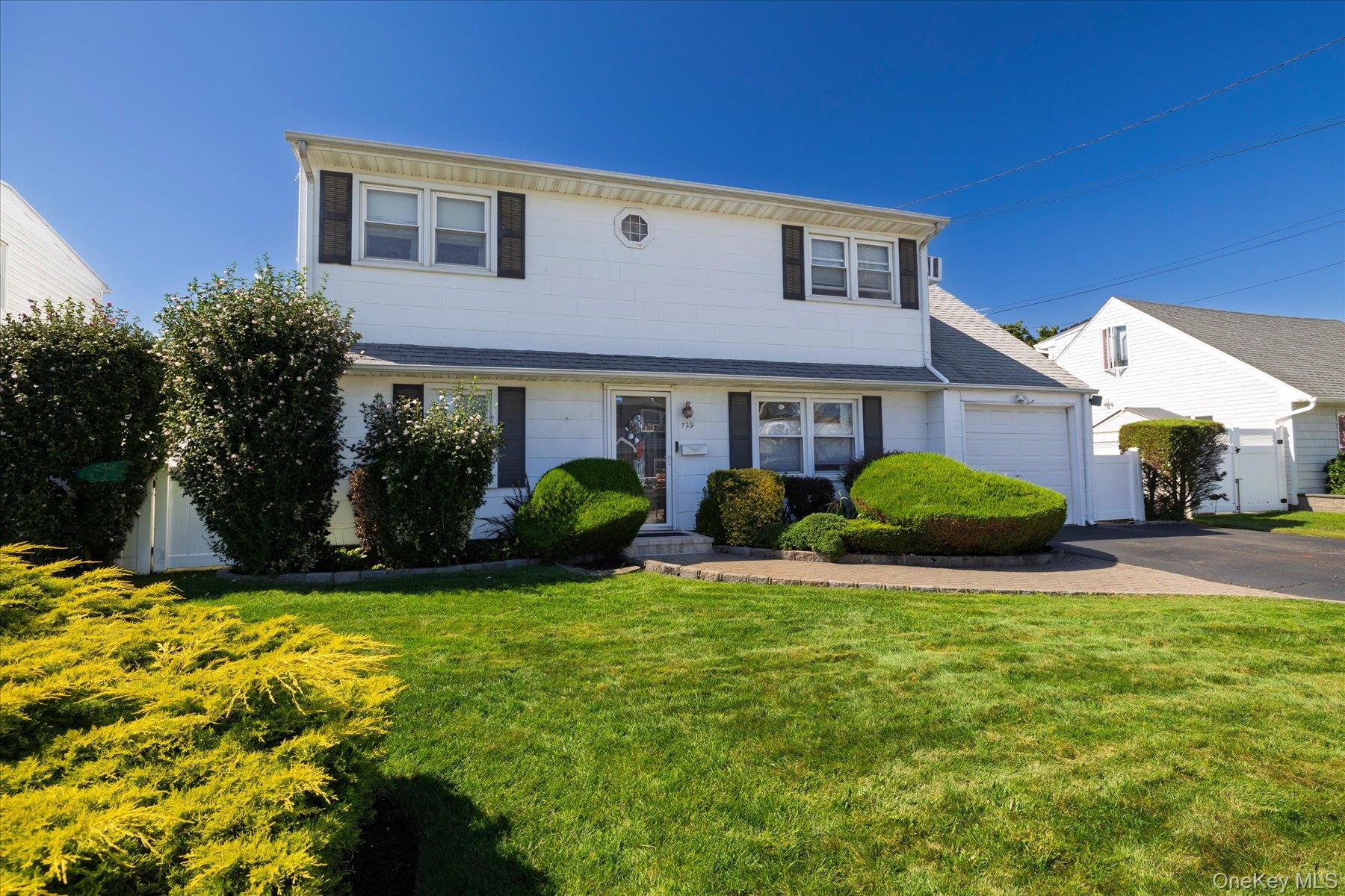 129 Arlyn Drive W, Massapequa NY 11758
