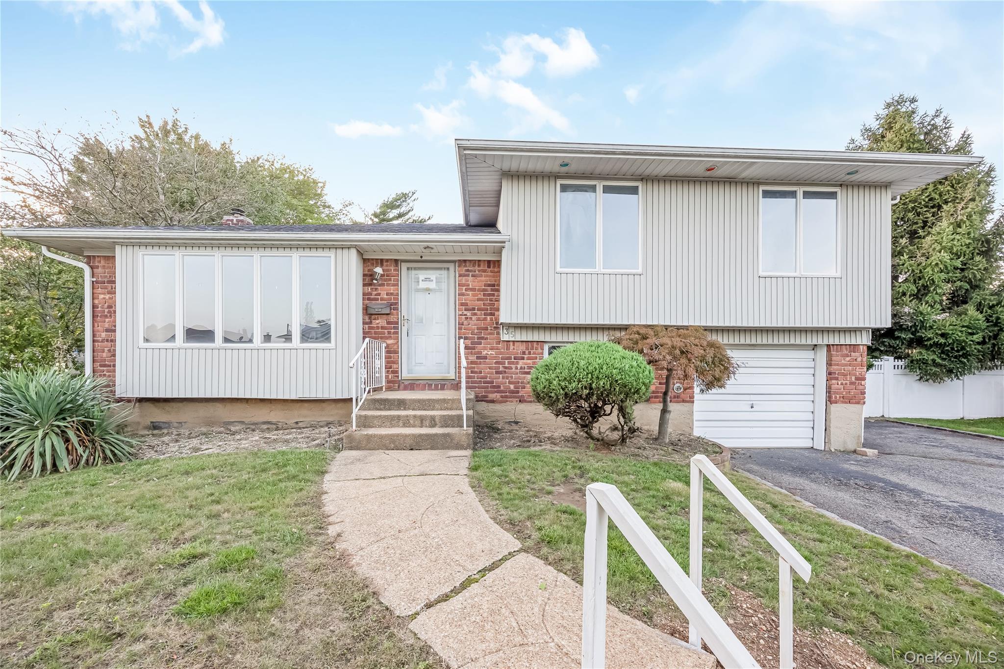 35 Eagle Lane, Farmingdale NY 11735