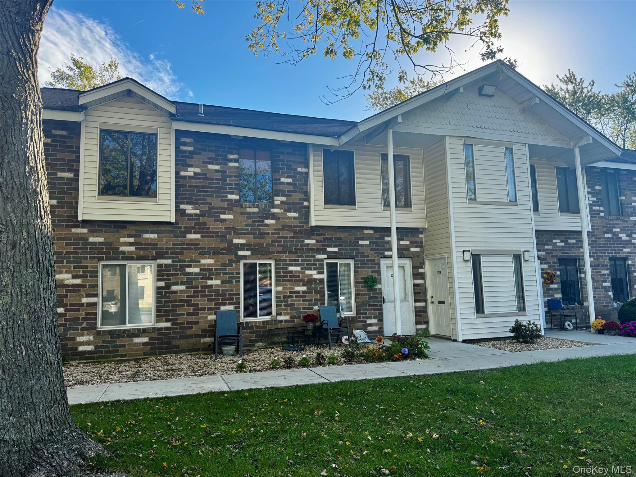 8 Denver Court Unit 8D, Coram NY 11727
