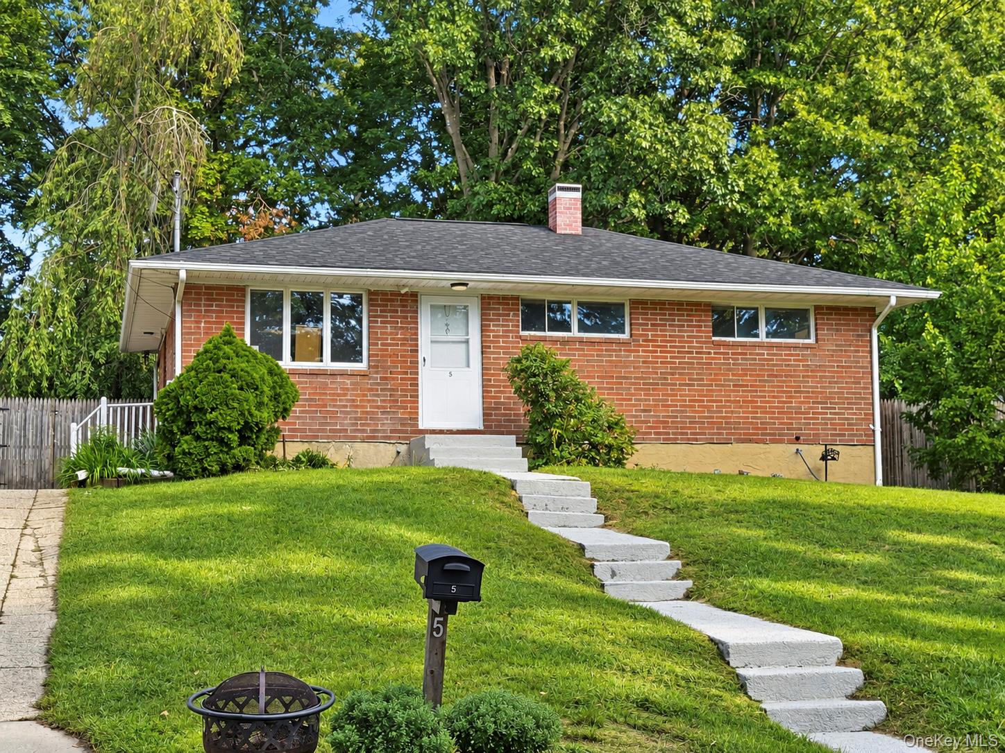 5 Robin Road, Selden NY 11784