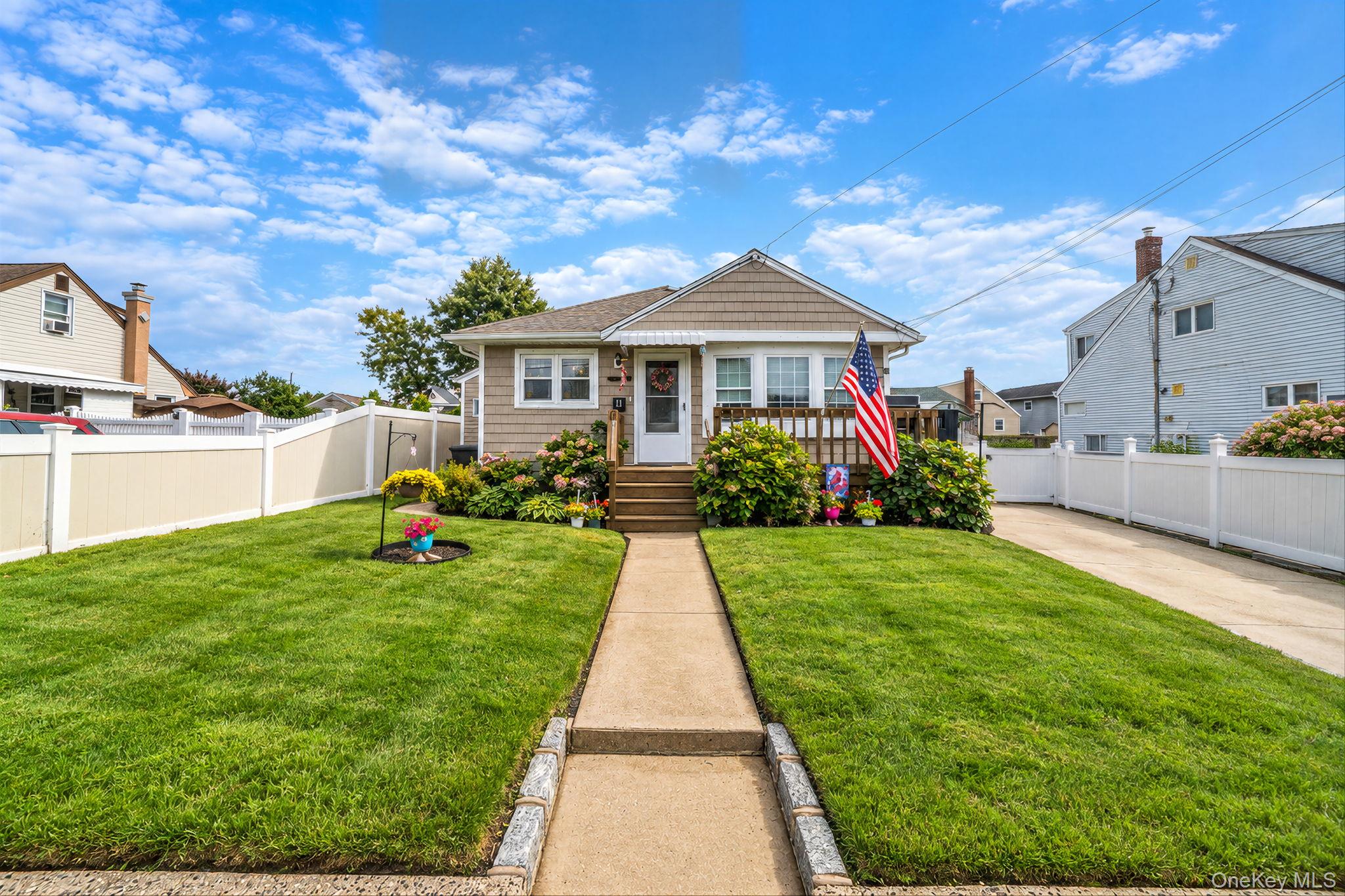 11 E Hollywood Avenue, Lindenhurst NY 11757