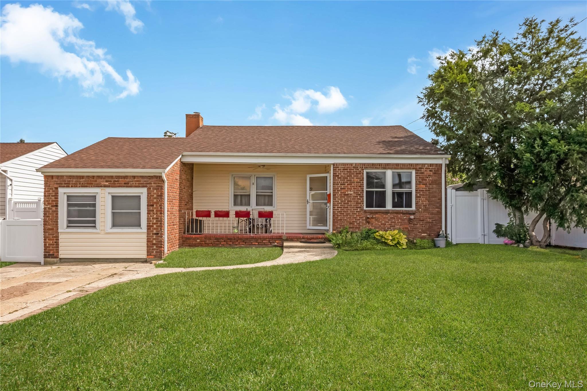 19 Rainbow Lane, Lindenhurst NY 11757
