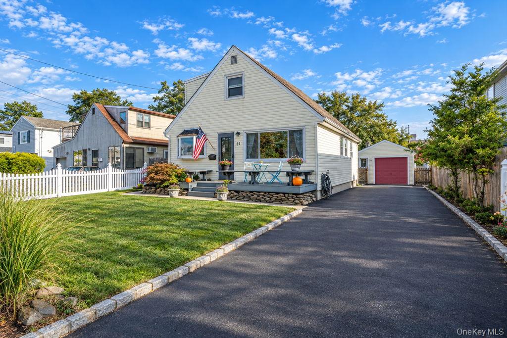 41 E Saltaire Road, Lindenhurst NY 11757