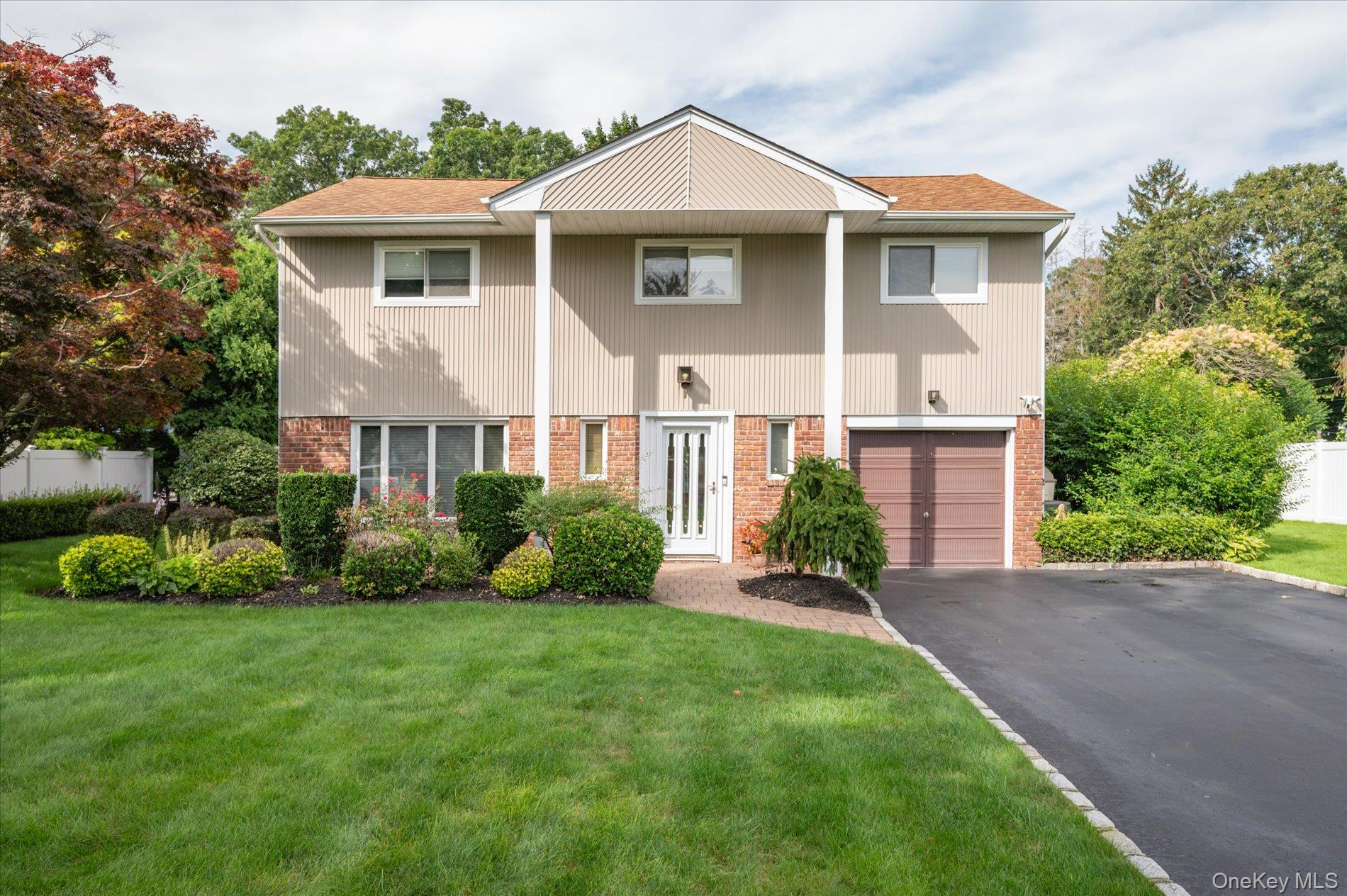 10 Klaibar Lane, East Northport NY 11731