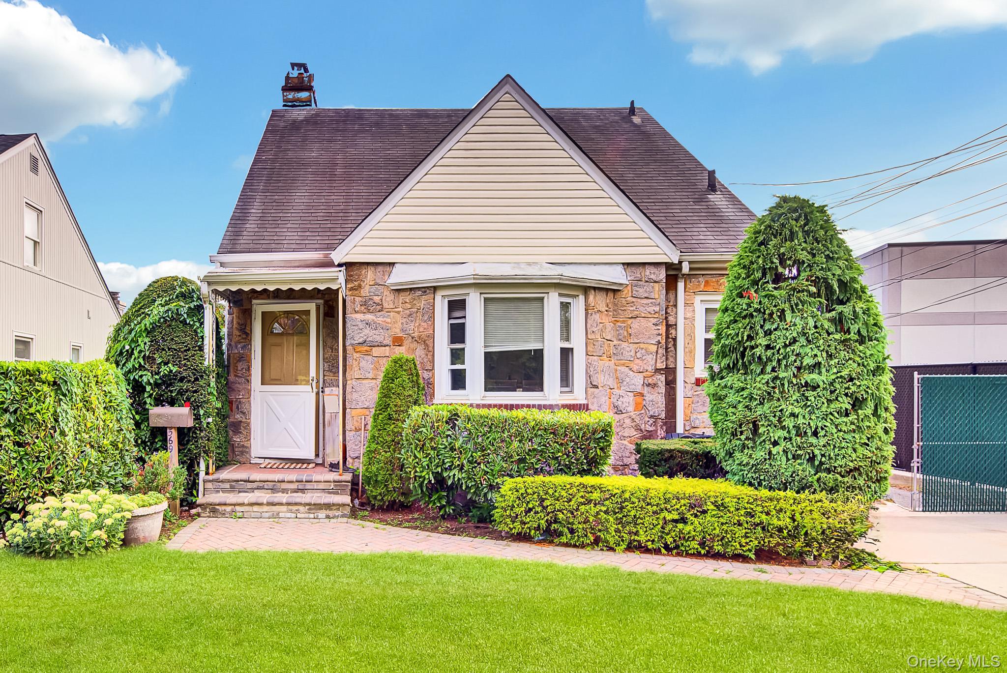 569 Greenway E, West Hempstead NY 11552