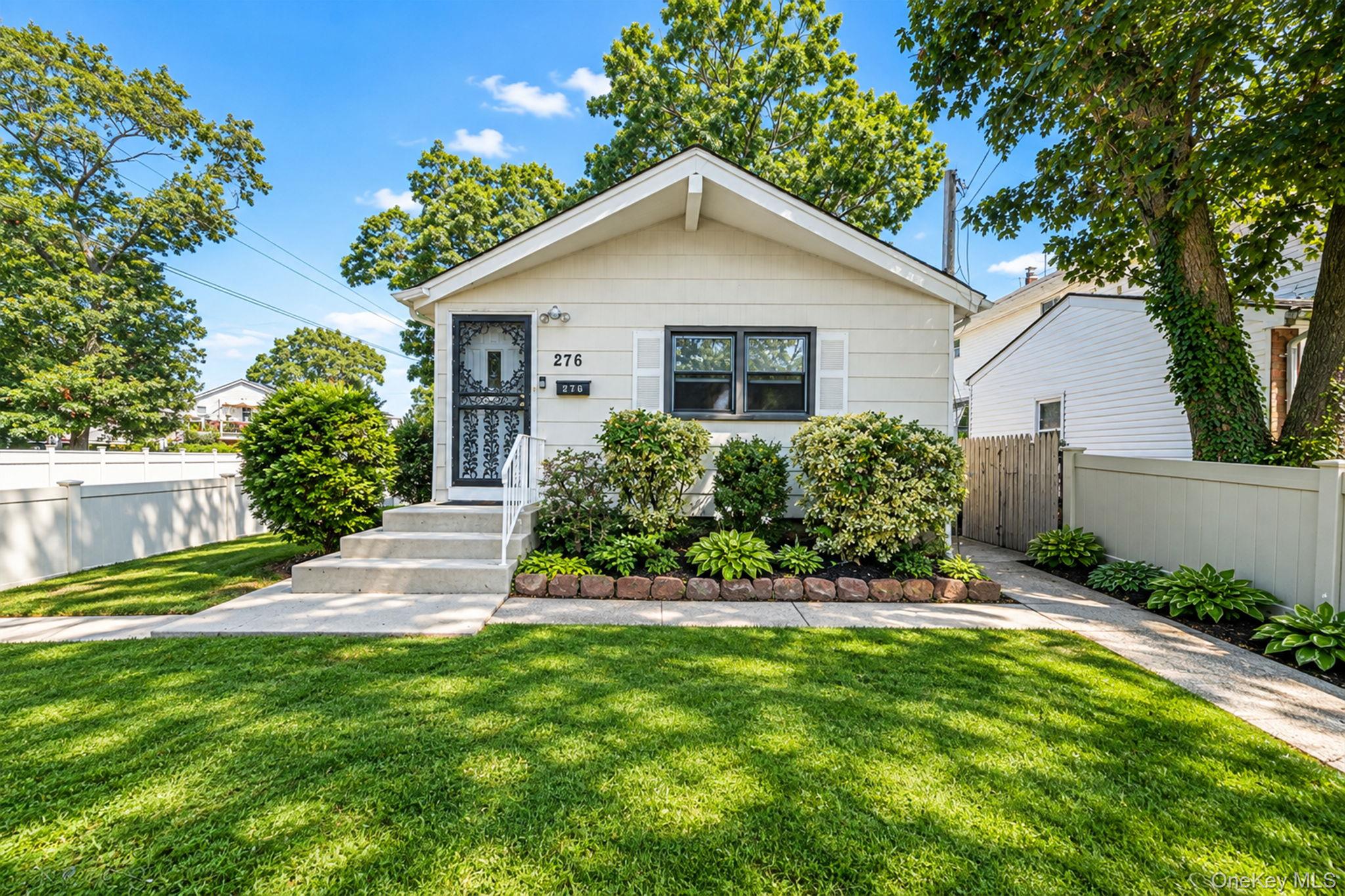 276 Deauville Boulevard, Copiague NY 11726