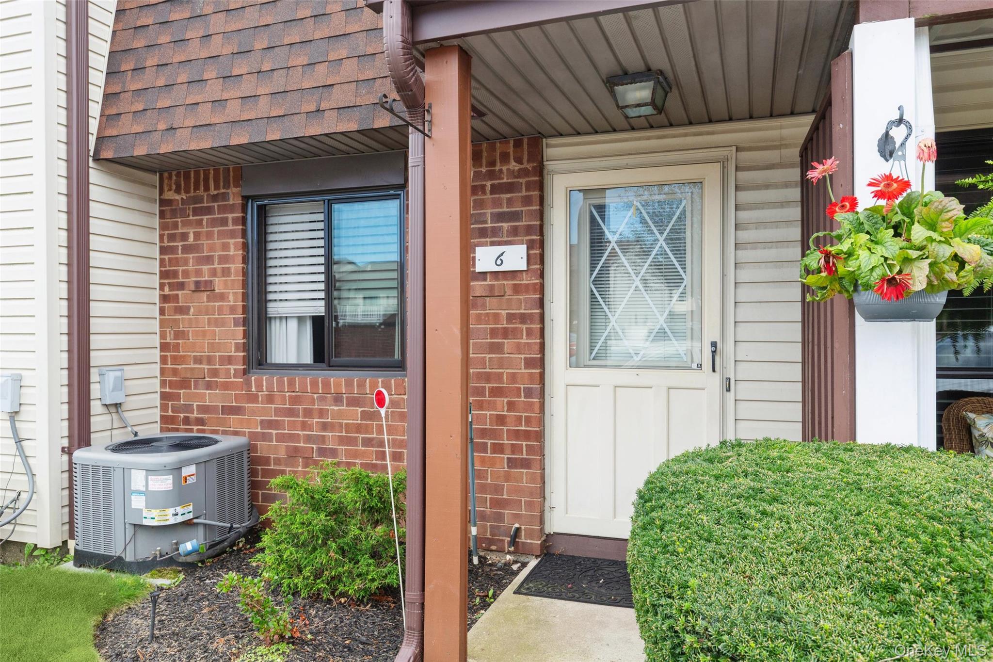 6 Cambridge Drive W, Copiague NY 11726