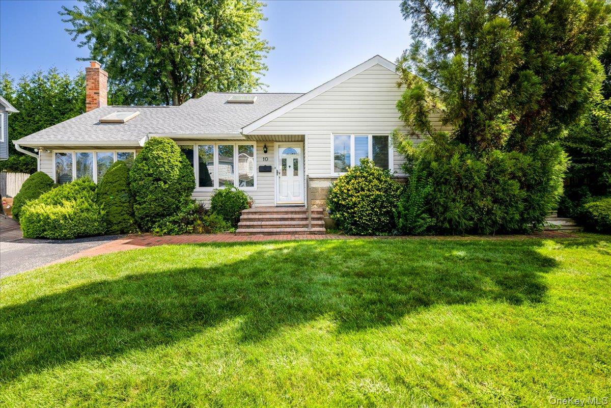 10 Seneca Drive, Massapequa NY 11758