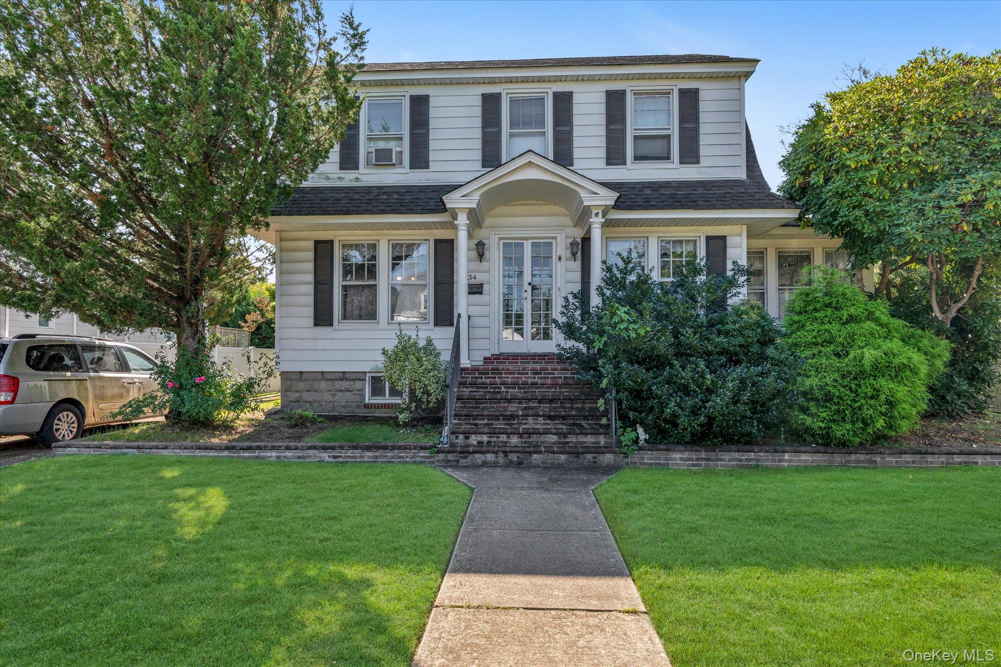 34 Kingsland Place, Babylon NY 11702