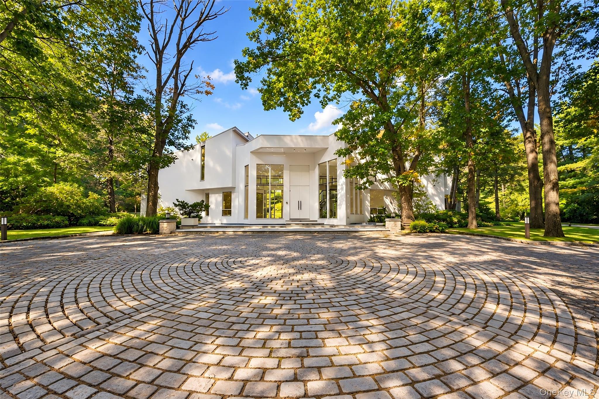11 Surrey Lane, Old Westbury NY 11568