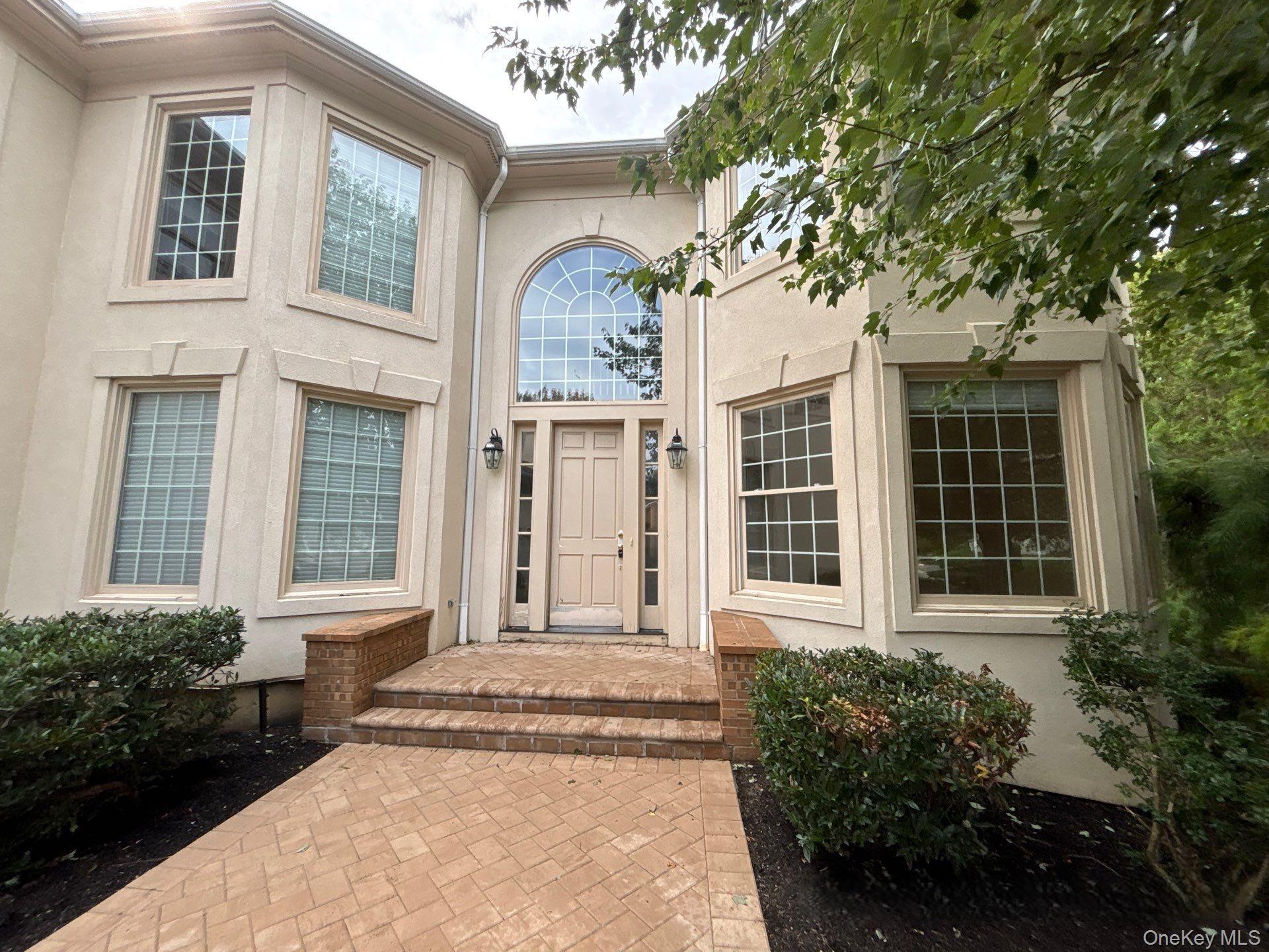 61 Charney Court, Manhasset NY 11030