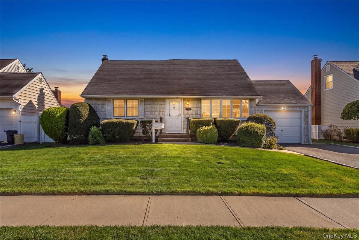 38 Croyden Lane, Hicksville NY 11801