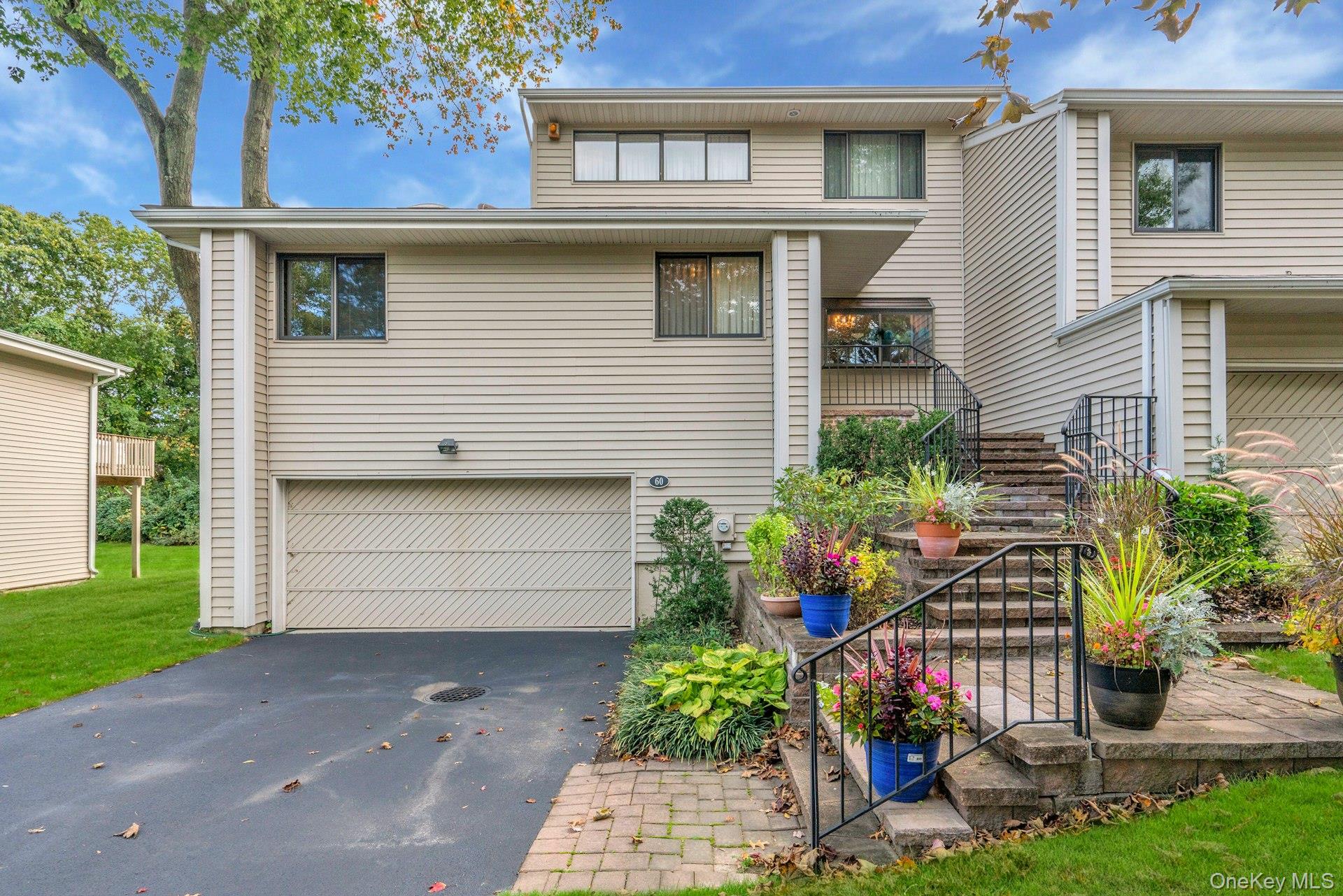 60 Chestnut Lane, Woodbury NY 11797