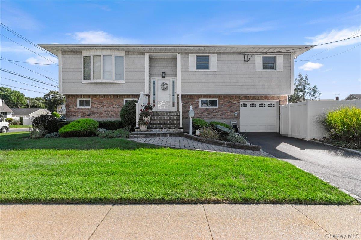 196 Von Huenfeld Street, Massapequa Park NY 11762