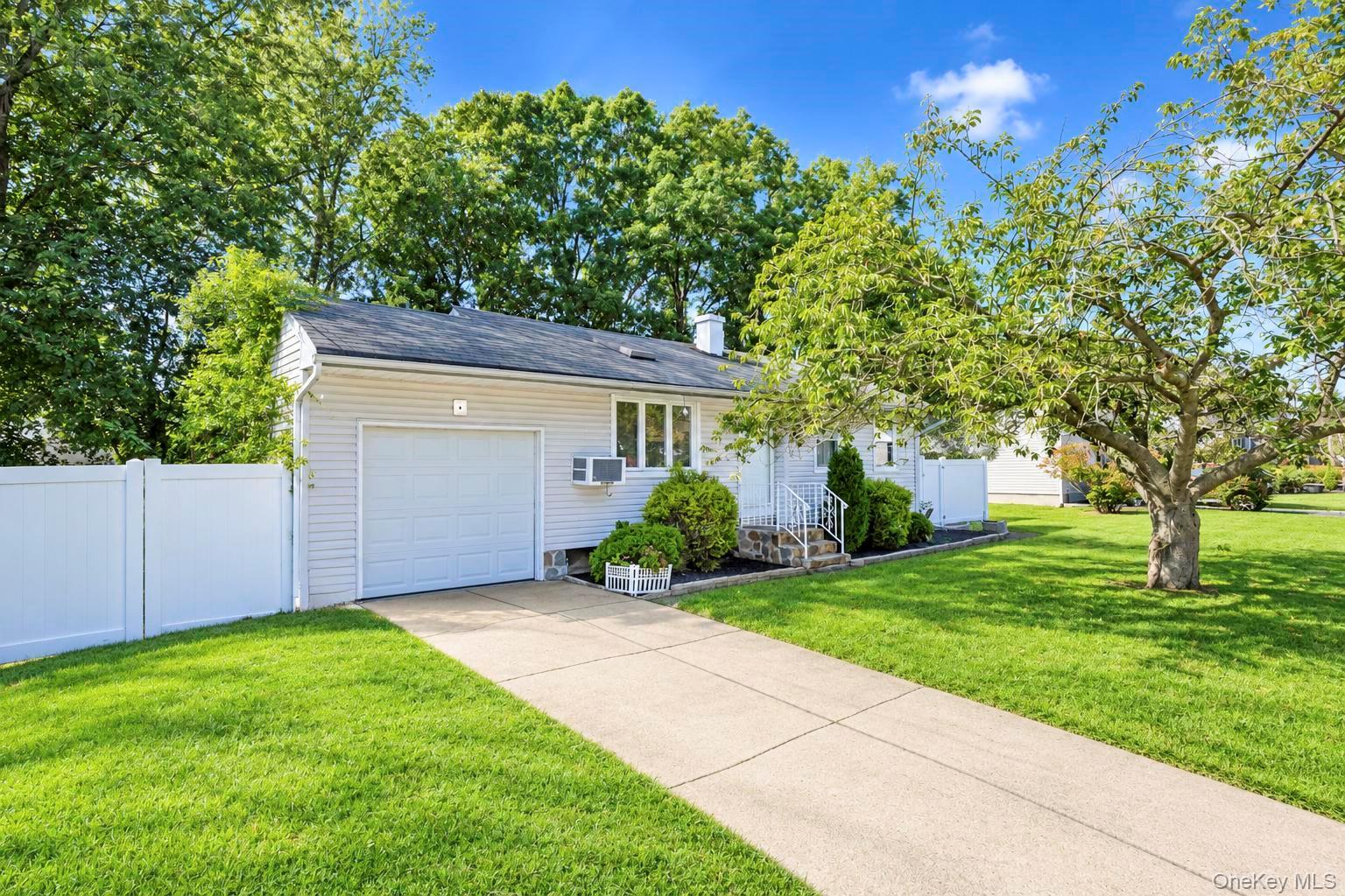 8 Norwalk Lane, Selden NY 11784