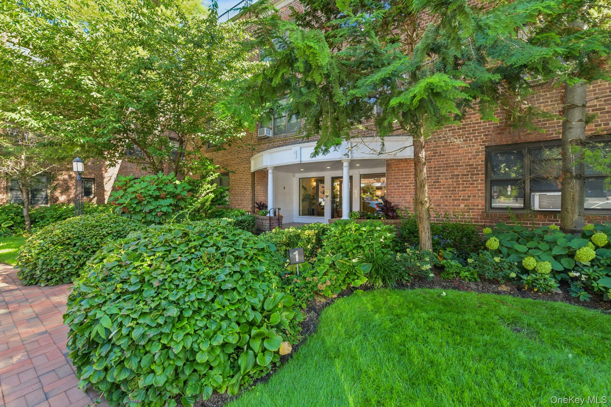 1 Town House Place Unit 2L, Great Neck NY 11021