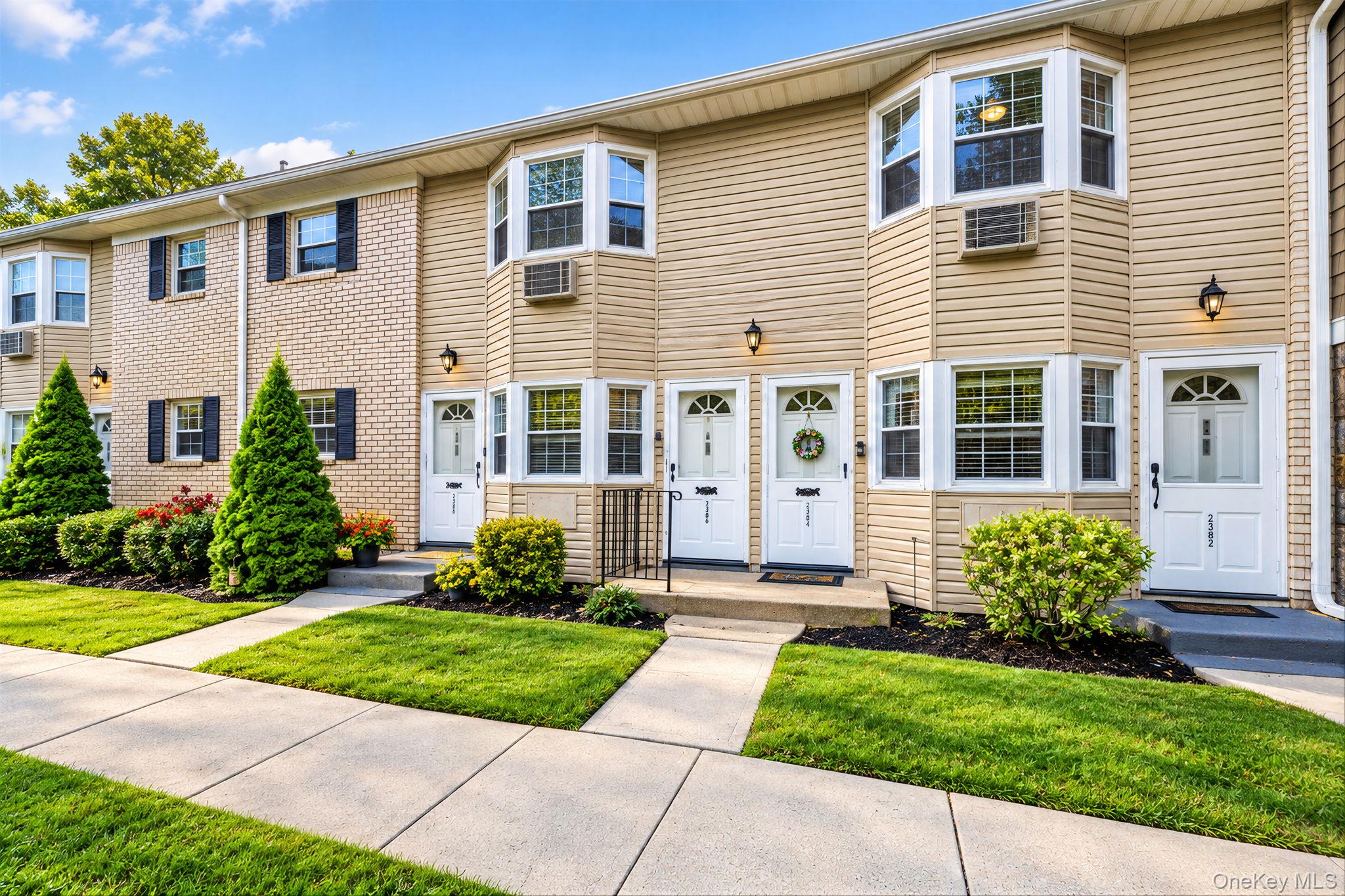 3221 Wilshire Lane Unit 21E, Oakdale NY 11769