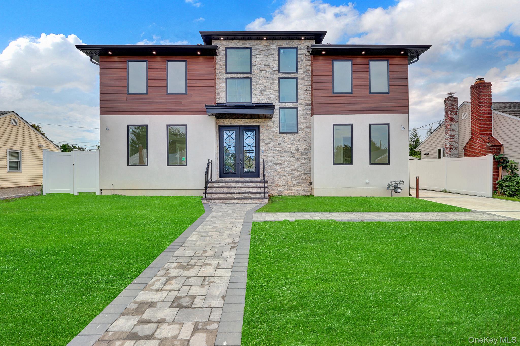 81 E End Avenue, Hicksville NY 11801
