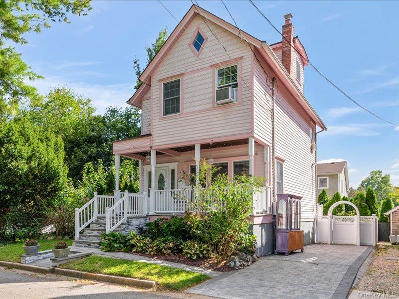 39 12th Avenue, Sea Cliff NY 11579