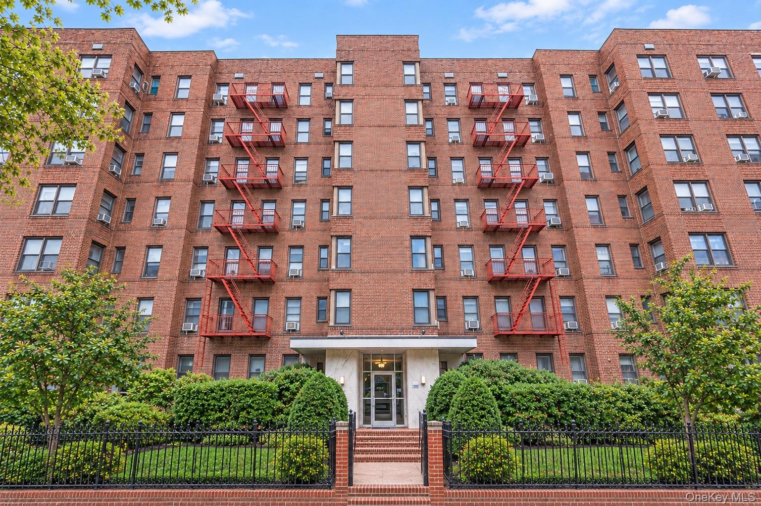 141-60 84th Road Unit 3G, Briarwood NY 11435