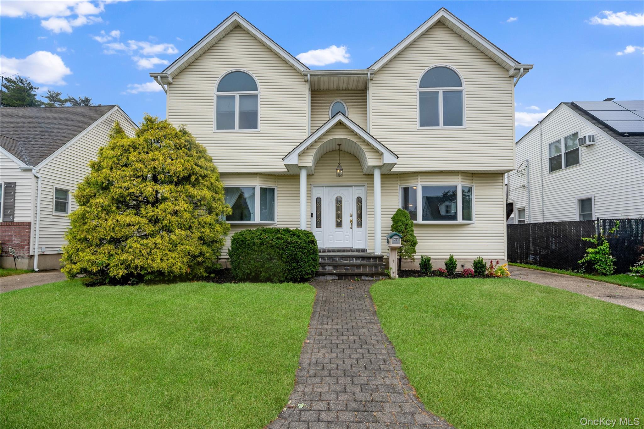 22 Park E, New Hyde Park NY 11040
