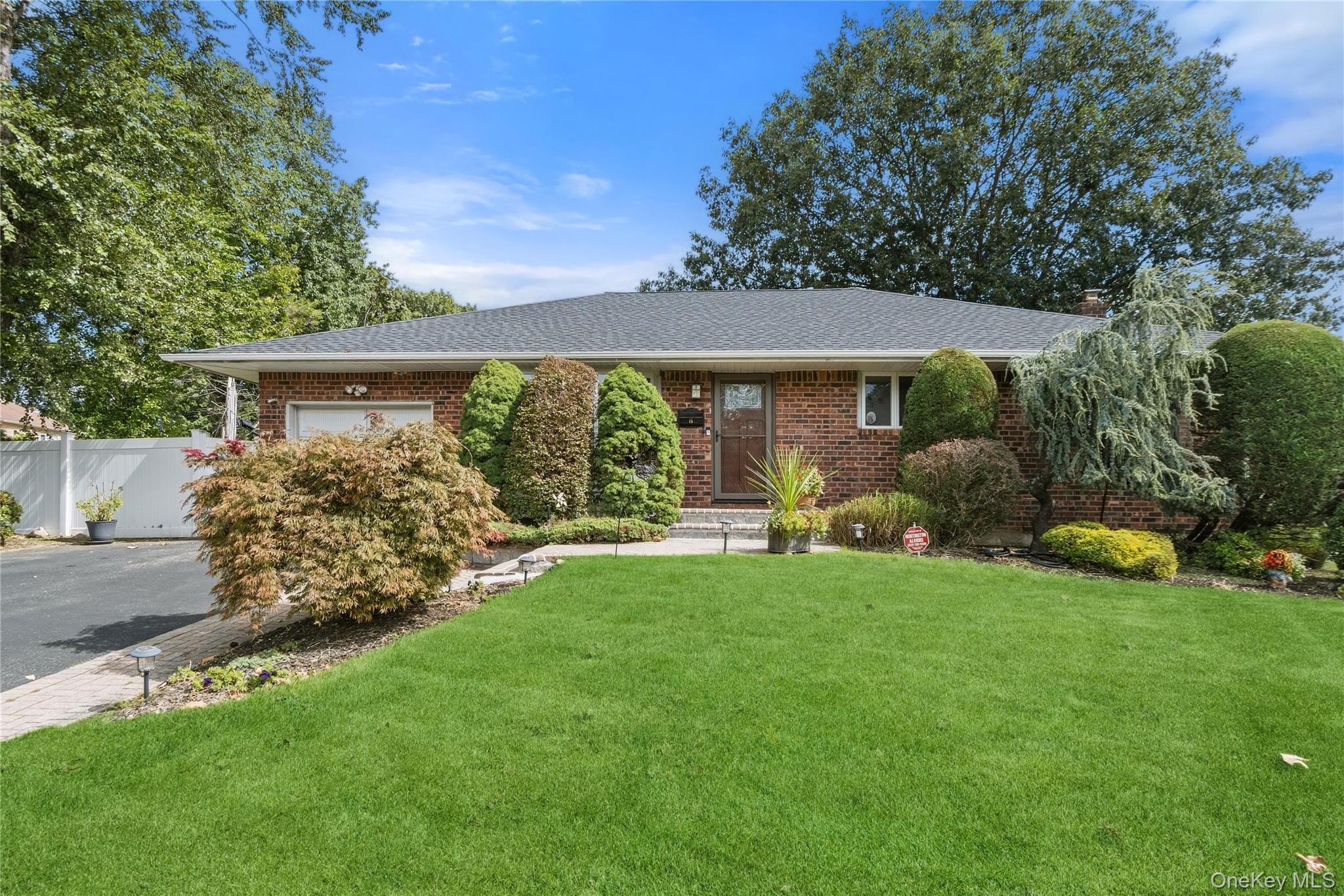 15 Elmwood Lane, Syosset NY 11791