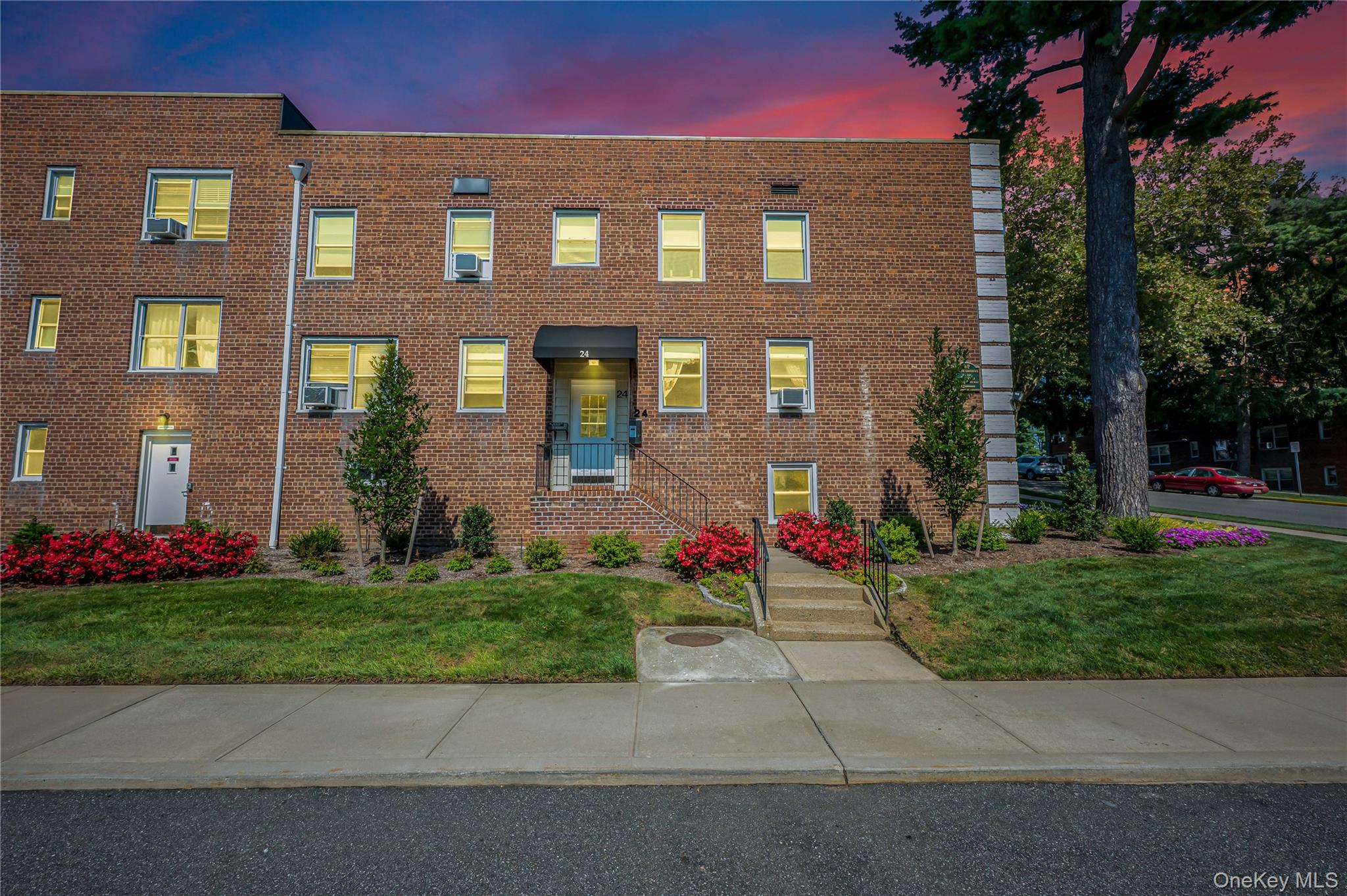 24 Edwards Street, Unit 1G, Roslyn Heights NY 11577