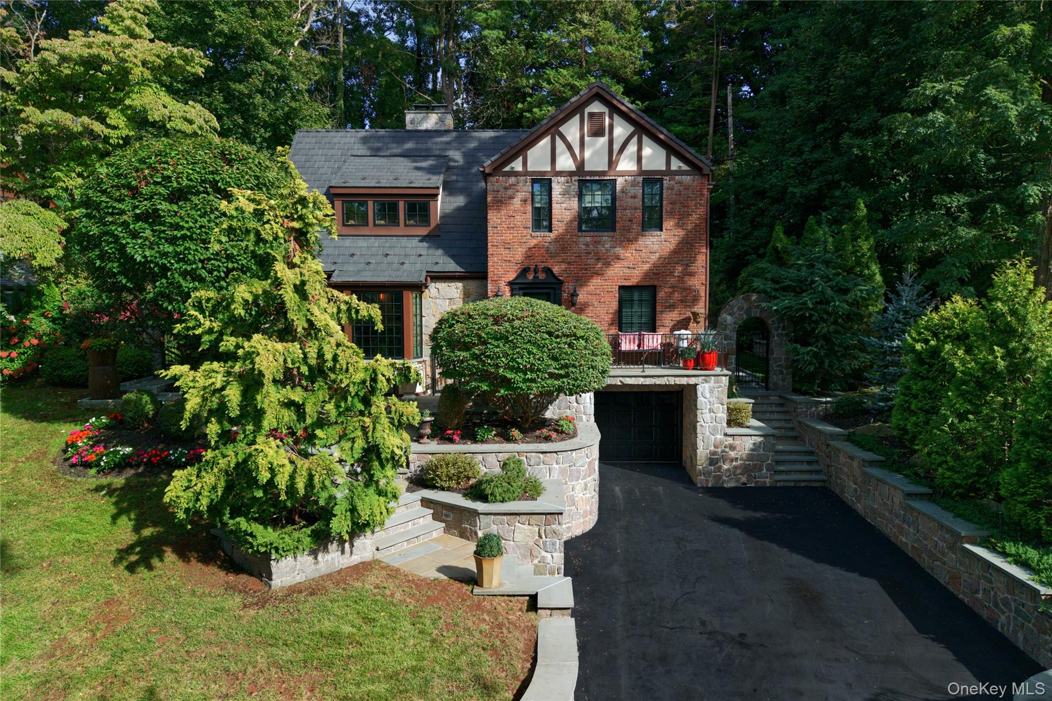 17 Sinclair Martin Drive, Roslyn NY 11576