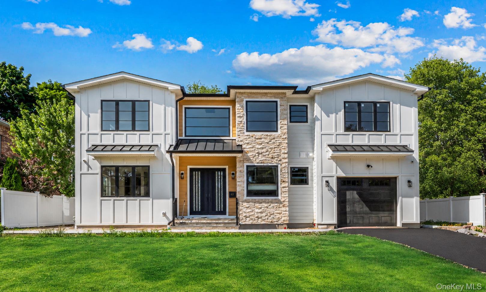 97 North Court, Roslyn Heights NY 11577