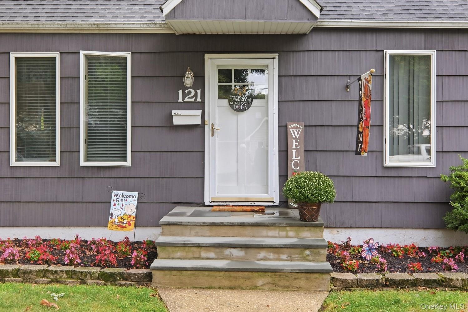 121 N Delaware Avenue, Lindenhurst NY 11757