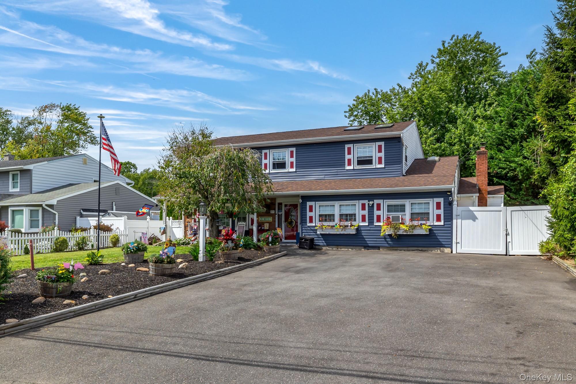 42 Ludlow Way, Oakdale NY 11769