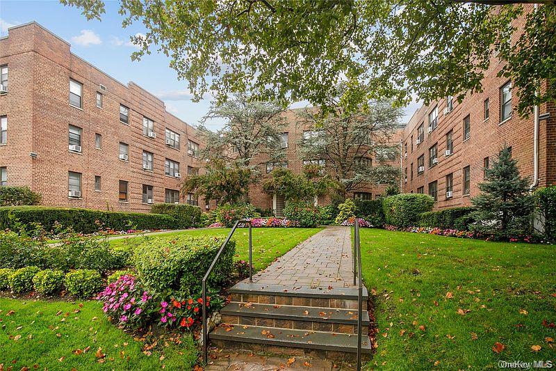 15 Canterbury Road Unit C10, Great Neck NY 11021