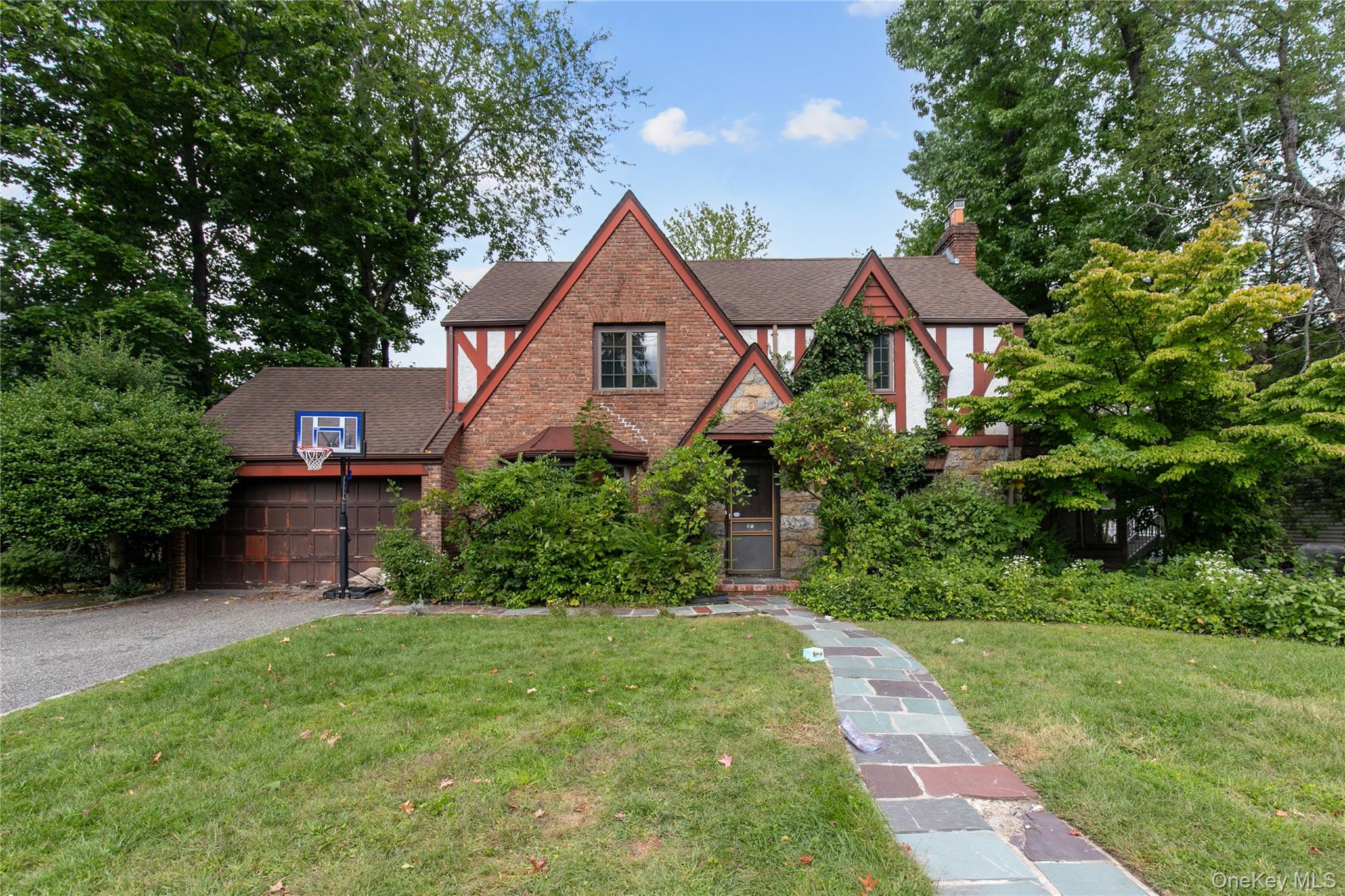 85 Oxford Boulevard, Great Neck NY 11023