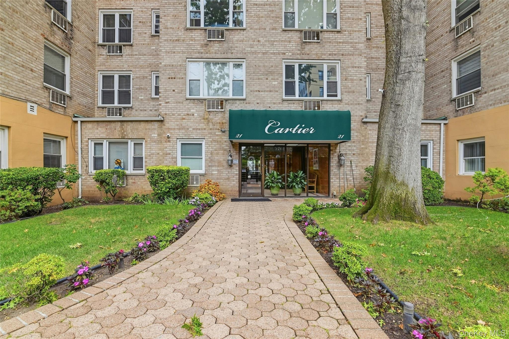 21 Bond Street Unit 3J, Great Neck NY 11021
