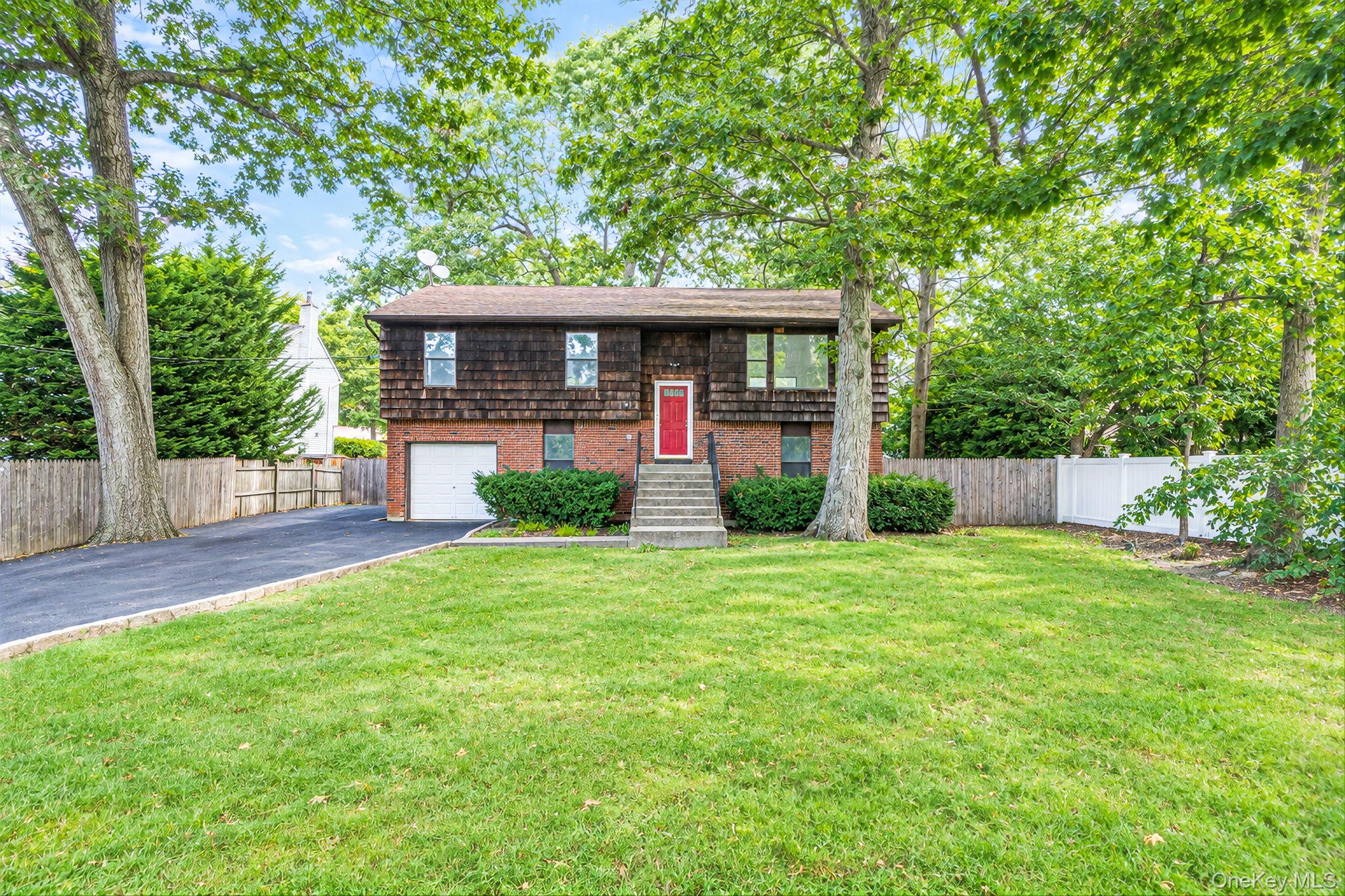 39 Pond Path, Lake Grove NY 11755