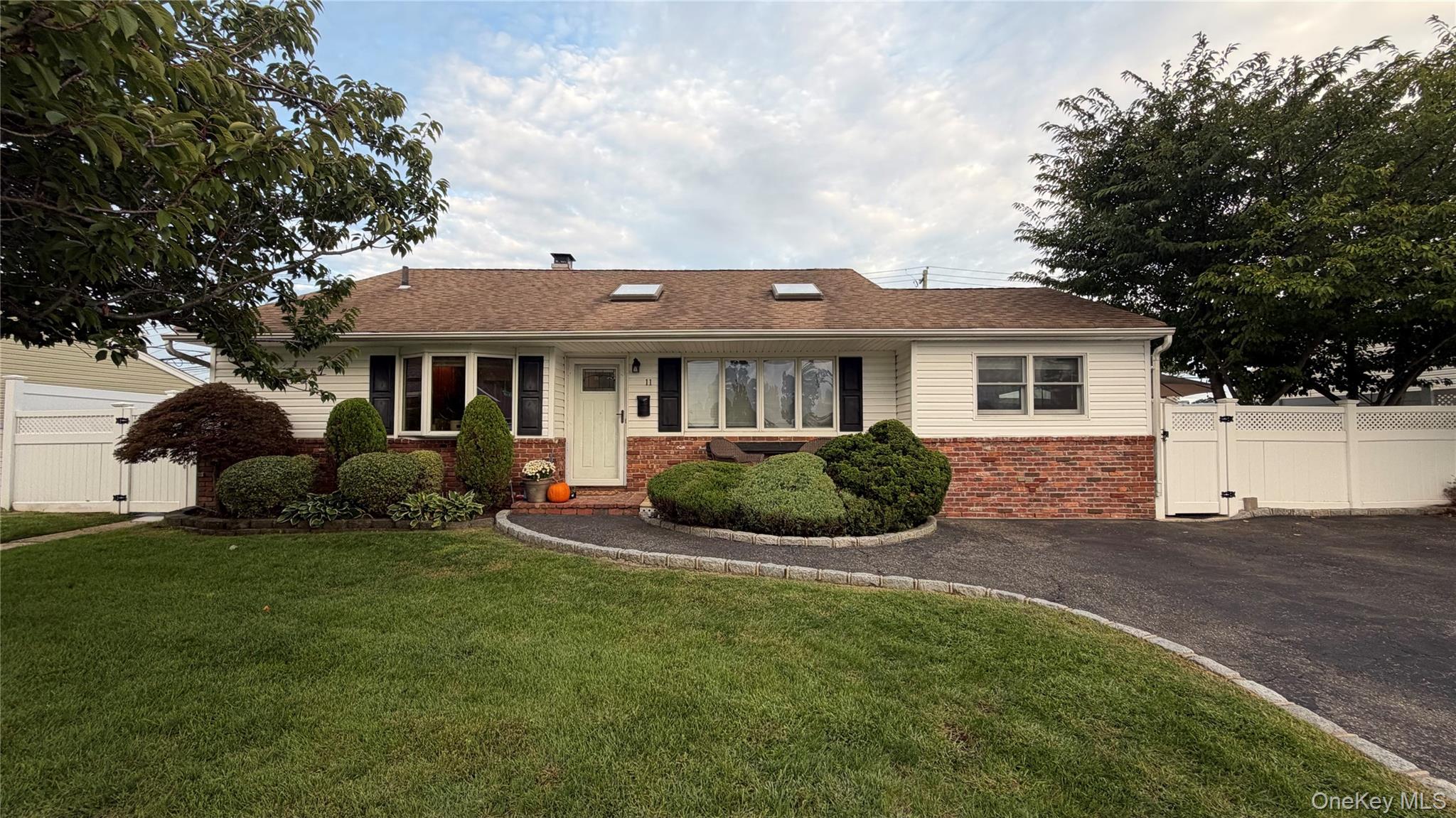 11 Lois Lane, Farmingdale NY 11735