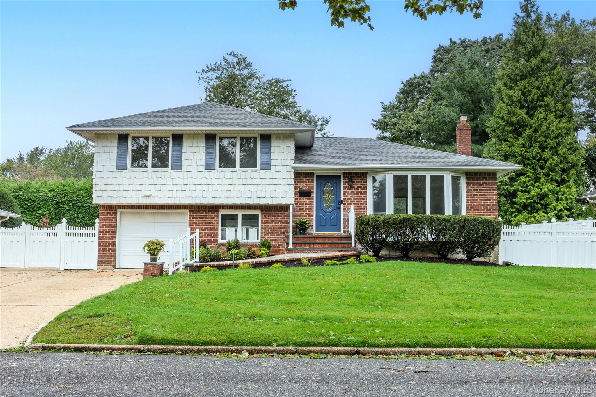 27 Schoenfield Lane, Melville NY 11747