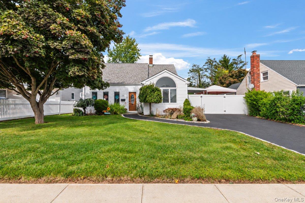 61 Hollyhock Road, Levittown NY 11756