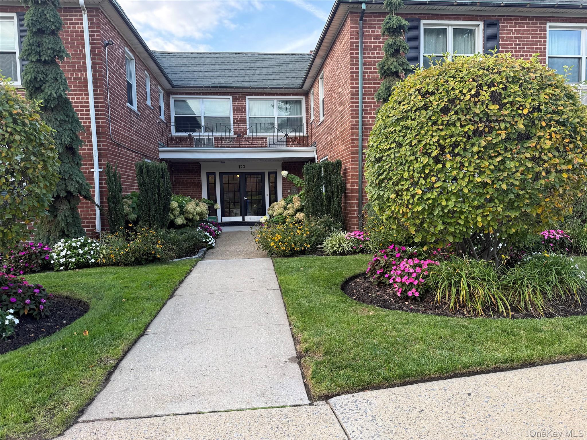 120 S Park Avenue Unit 2-B, Rockville Centre NY 11570