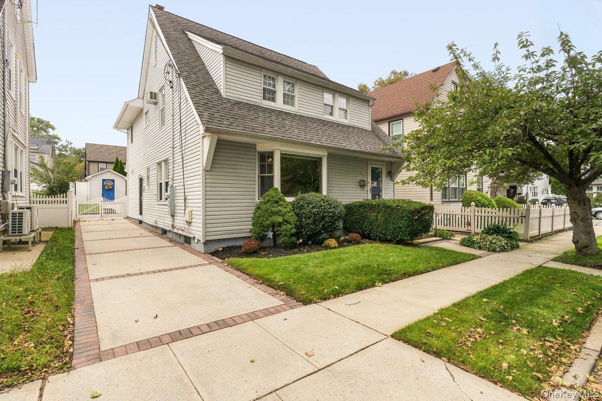 30 Astor Place, Williston Park NY 11596