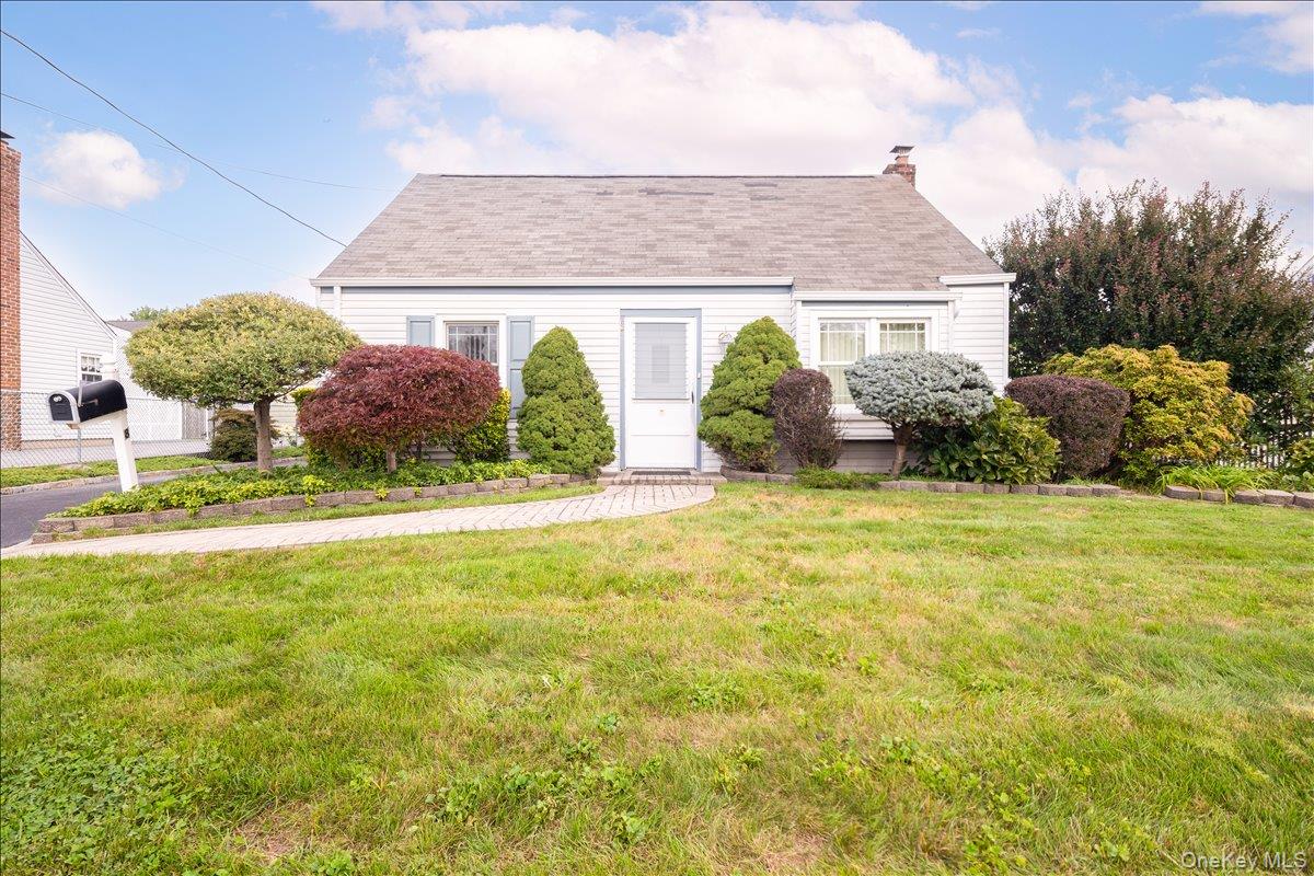 8 Park Circle N, Farmingdale NY 11735