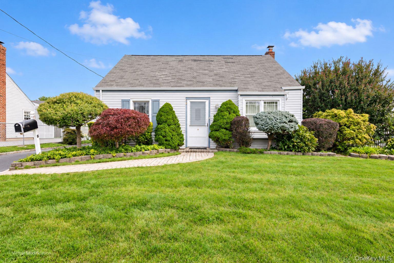 8 Park Circle N, Farmingdale NY 11735