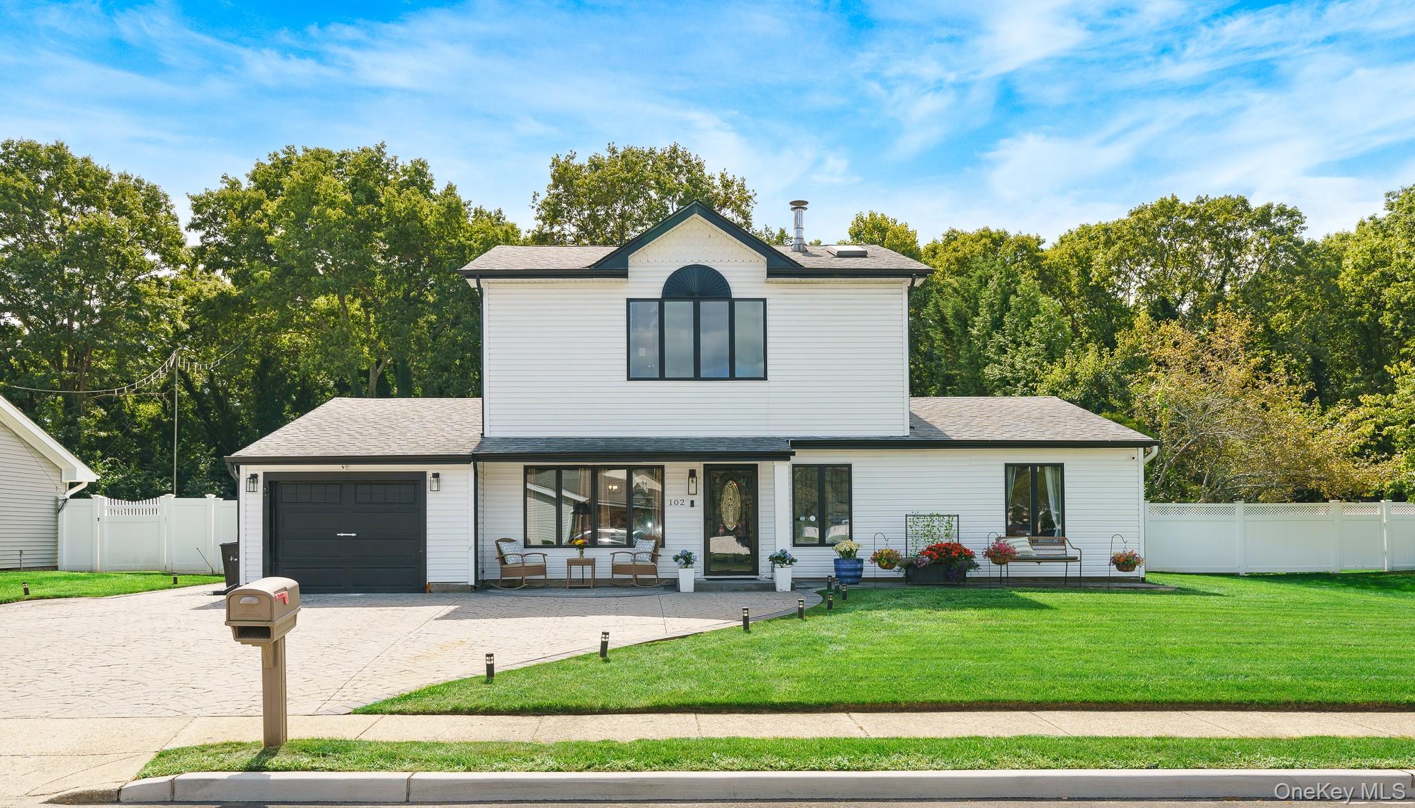102 Inverness Road, Holbrook NY 11741