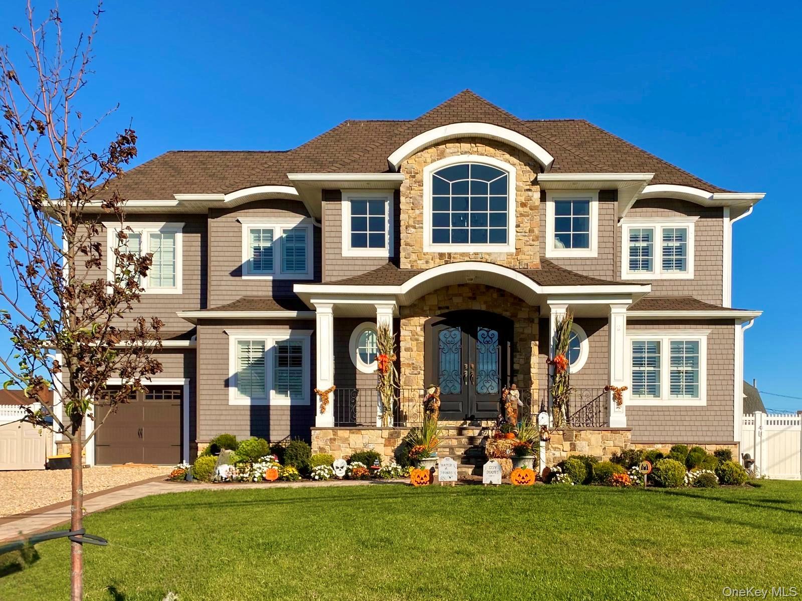 141 Sequams Lane W, West Islip NY 11795