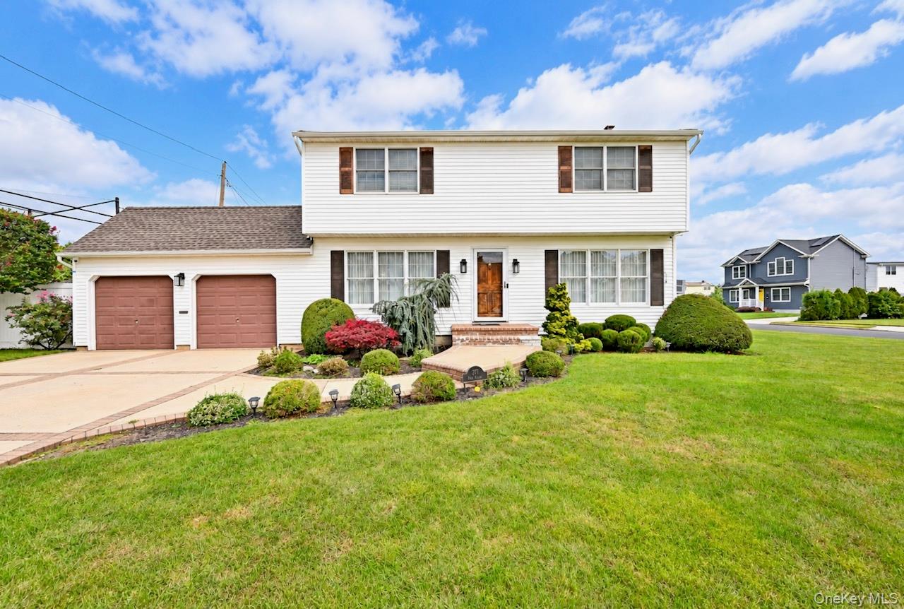 371 N Iowa Avenue, Massapequa NY 11758