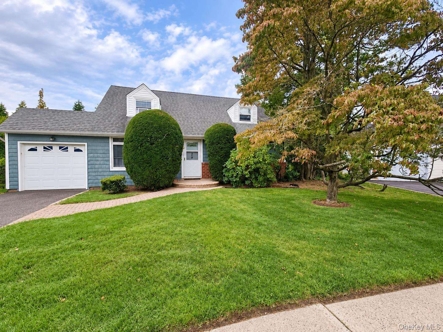 29 Emerson Court, Westbury NY 11590