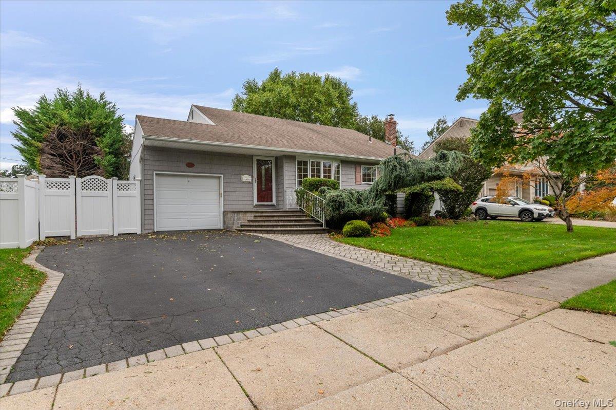 3 Jerold Street, Plainview NY 11803