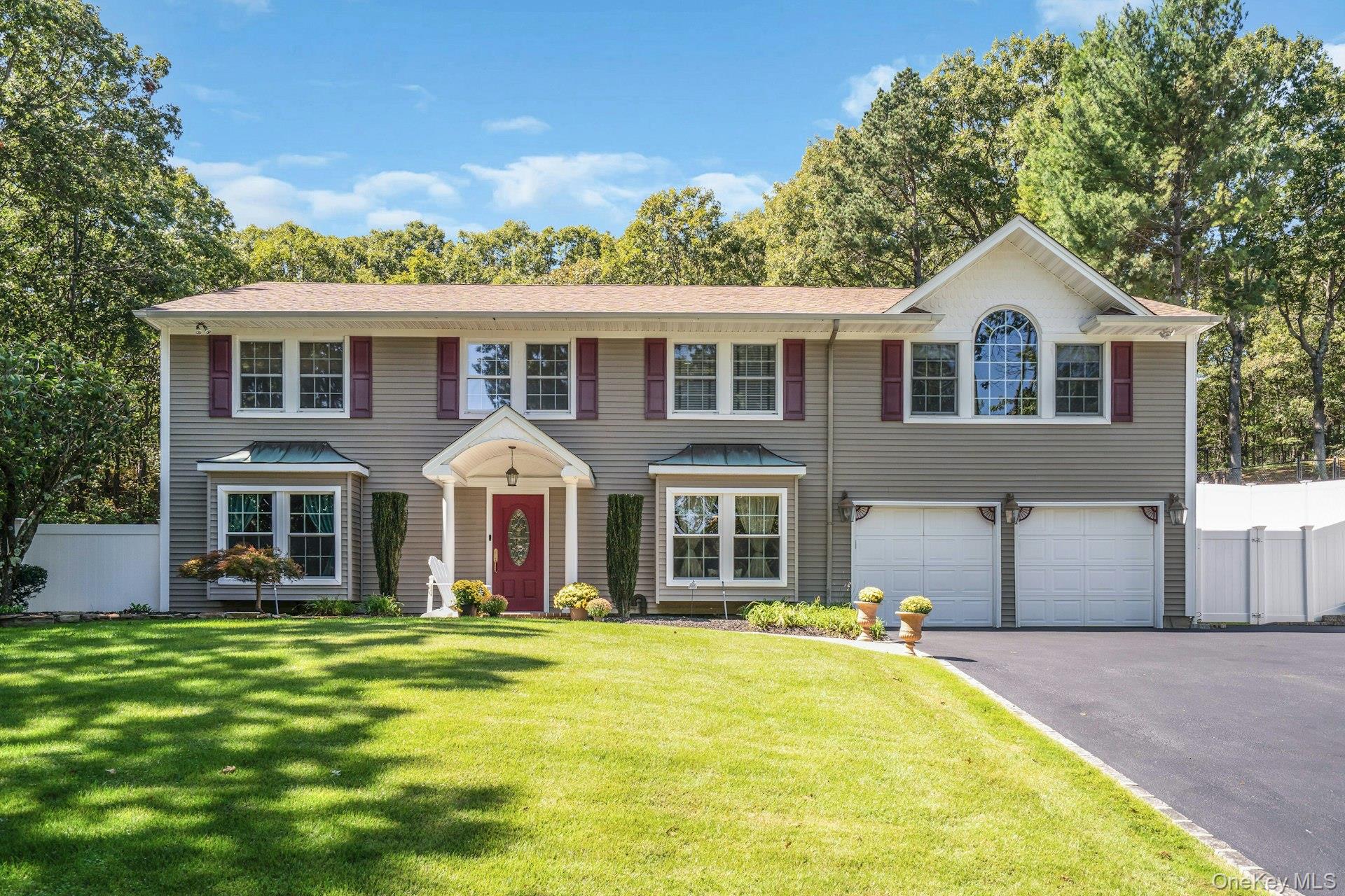 43 Stonehurst Lane, Dix Hills NY 11746