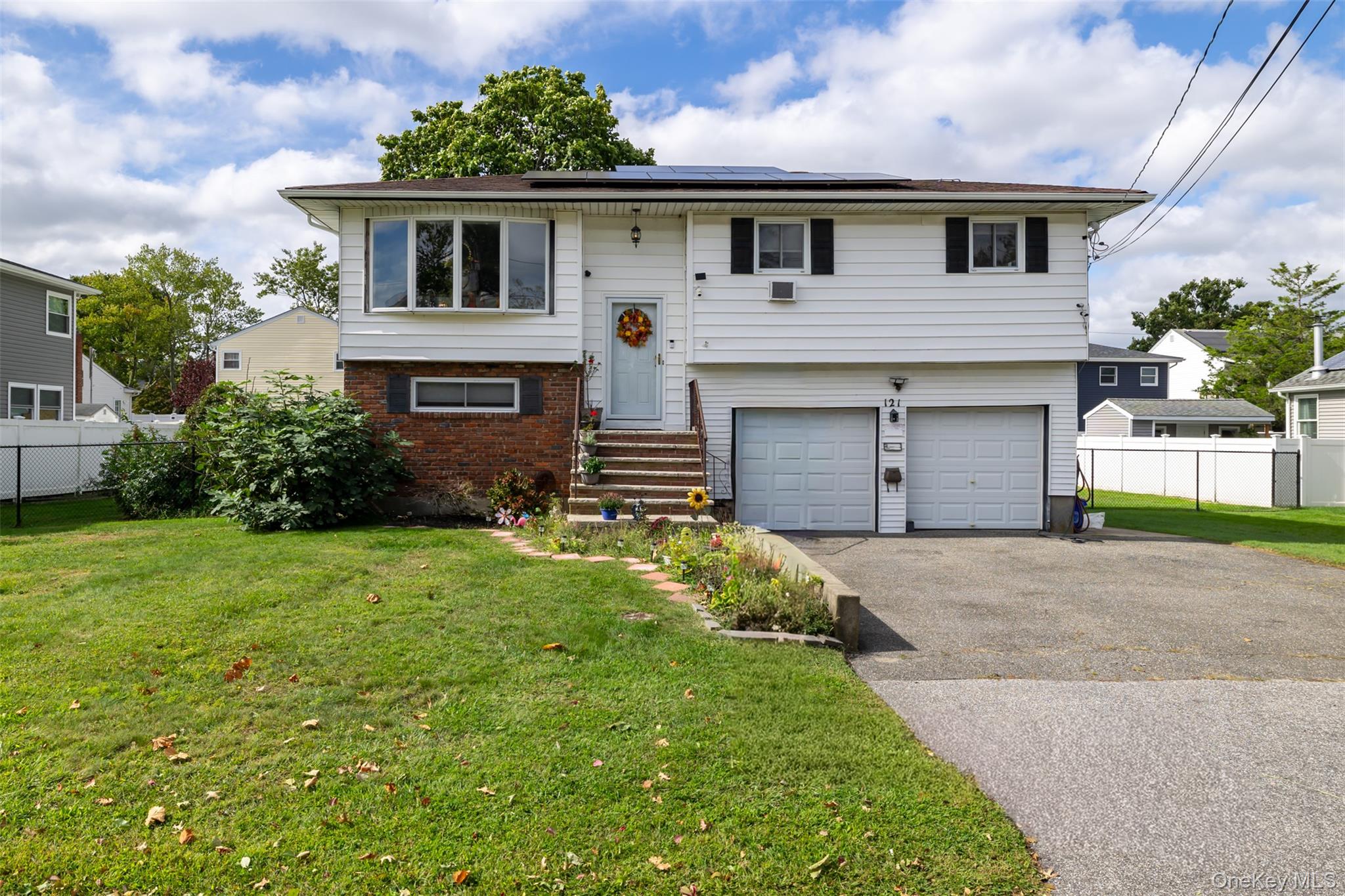 121 W Lake Drive, Lindenhurst NY 11757